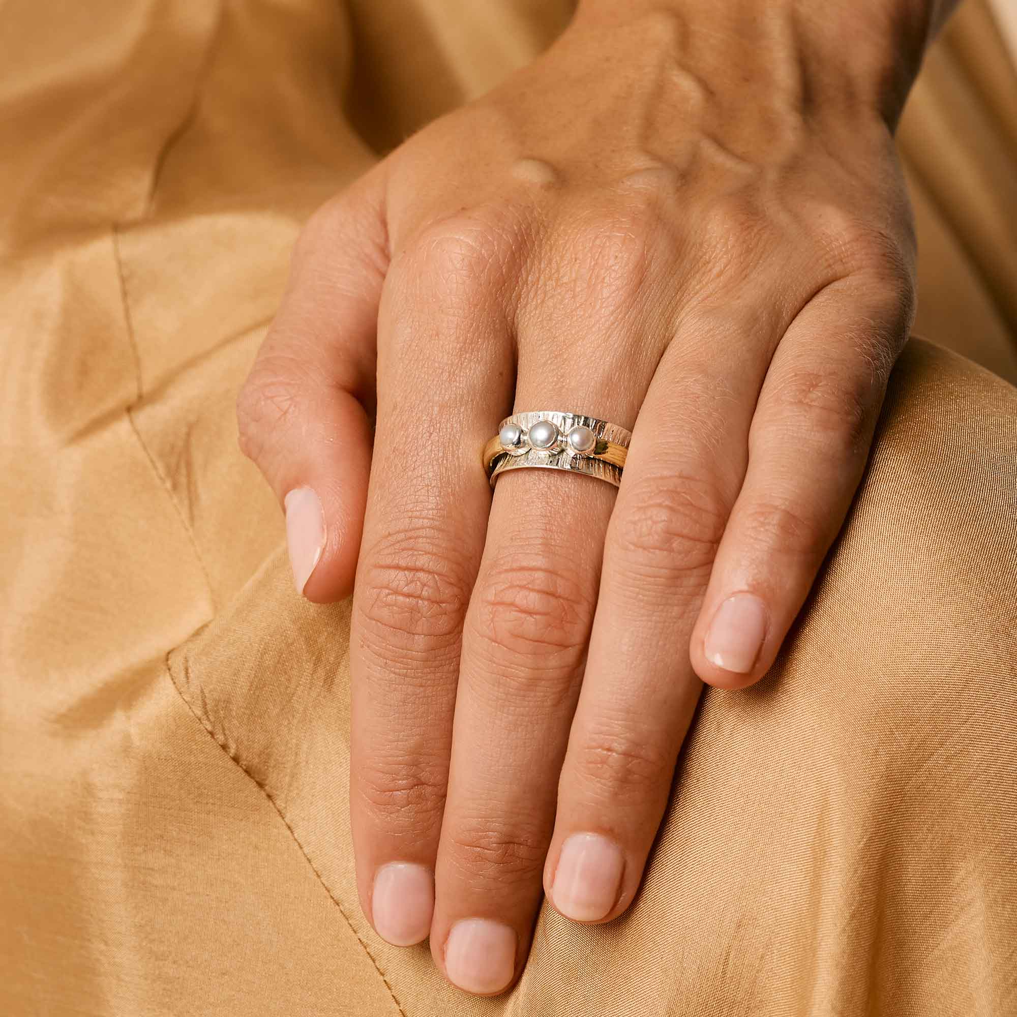 Pearl Embossed Spinning Ring